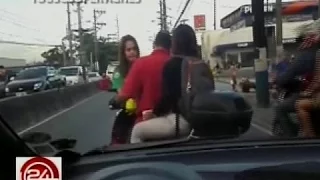 24 Oras: Lady traffic enforcer, sinagasaan ng sinitang rider na nagpakilala pang pulis