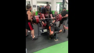 Kalle Ylitalo-James 410kg (903lb) Bench Press with F8 band shirt