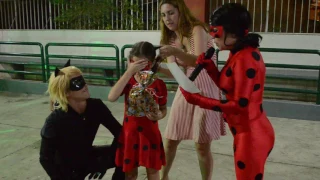 Ladybug e Catnoir nomeando uma aniversariante em Heroína