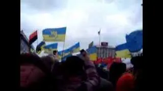 2013 12 01 25 Kyiv Maidan Nezalejnostyi Klichko Tyagnybok Yatseniuk UKRAINIANS STATE ANTHEM MOV02283