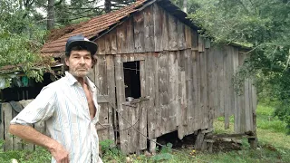 ELE VIVE SOZINHO NO MEIO MATO NESTE RANCHO - SERRA GAUCHA