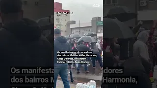 Moradores de Canoas interrompem trânsito em protesto na BR-116