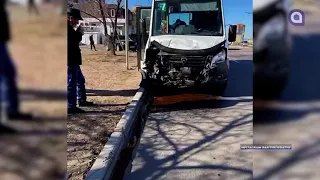 В Улан-Удэ «Лексус» врезался в маршрутку с пассажирами.