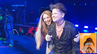 Shakira sorprende a Carlos Vives " Al Estilo de la Bicicleta".