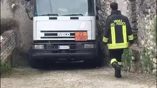 Treviso, schiacciato tra camion e muro di una casa: autista grave in ospedale