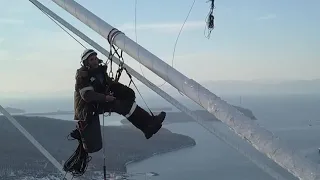 Альпинисты освобождают Русский мост из ледяного плена