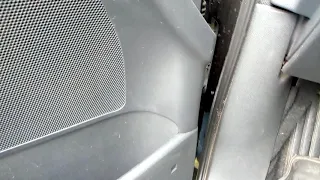 Ремонт ограничителя двери Рено Меган 2 с помощью топора