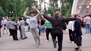 А МНЕ БЫ, А МНЕ БЫ! ТАНЦЫ В ПАРКЕ ГОРЬКОГО ХАРЬКОВ СЧАСТЛИВЫЕ МОМЕНТЫ