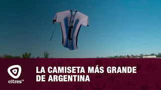 Así se desplegaba la camiseta más grande de Argentina