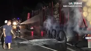 Під Рівним загорілась вантажівка, яка везла деревину