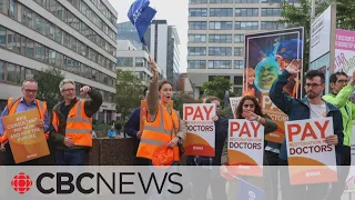 Junior, senior doctors in England striking together for 1st time