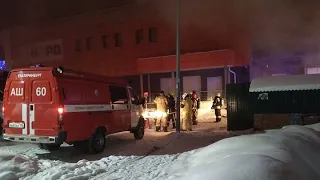 58 спасателей приехали тушить «Мегамарт» в Екатеринбурге