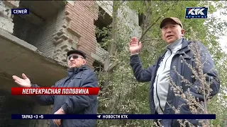 Дом с «призраками»: пустующая половина трехэтажки в Семее досаждает жильцам