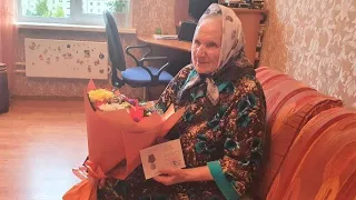 В Нягани труженица тыла получила запоздалую награду к 75-летию Победы