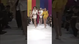 Shalom Harlow and Amber Valletta's most iconic runway moment✨ #shalomharlow #ambervalletta #runway