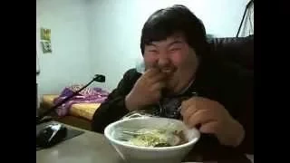 Gordinho Rindo da comida Koreano