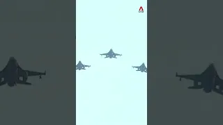 Majulah Singapura! Five F-16 jets perform a "Salute to the Nation" bomb burst at #NDP2022