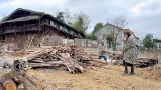 A couple Bought an Abandoned Courtyard and Transformed It - Building an Log Cabin