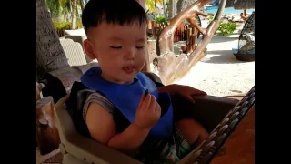 Baby bumped his head. 又想食又想瞓