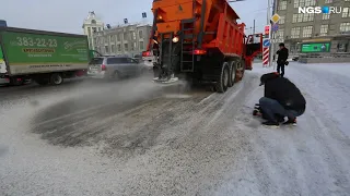 На дороги Новосибирска высыпали реагент для борьбы с гололёдом