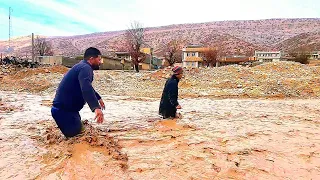 جنگ با آب:گرفتار شدن خانواده‌ عشایری در سیل  #زندگی_عشایری #nomadic #village #family #nomadiclife