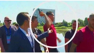 Cristiano Ronaldo jette le micro d'un journaliste à l'eau !