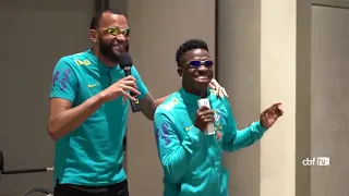 EVERSON E VINICIUS JUNIOR cantam "ATRASADINHA" no Trote da Seleção Brasileira