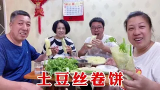 老妈烙14张单饼，卷上火鸡腿和土豆丝，胖妞左一口右一口，吃得香