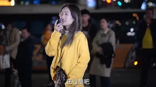 路人一定要听《囚鸟》，女孩一开口人越围越多，太多人喜欢这首歌