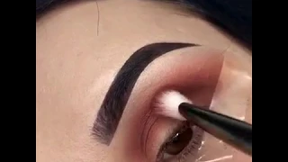 Look ! @Reginazlr using Eigshow eye brushes to created her gorgeous eyes makeup look.