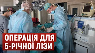 У Дніпрі провели унікальну операцію: дівчинці, яка не чує з народження, встановили імпланти
