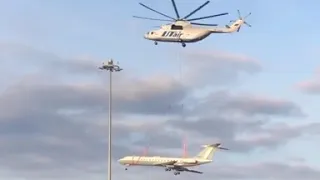 Maior helicóptero do mundo Mi-26 transporta avião de passageiros na Rússia