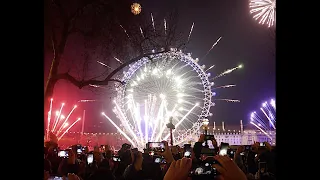 London New Year's Eve 2020... crowd sing-a-long to Auld Lang Syne