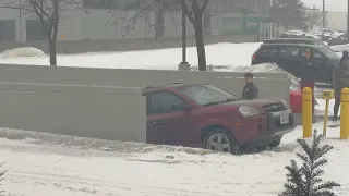 The car just can't climb up.20190212 in Toronto blizzard.