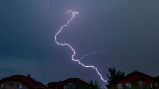 Rayo cae en una casa