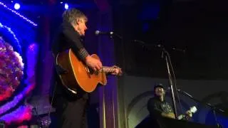 Neil Finn and Eddie Vedder performing Throw Your Arms Around Me & I Got You