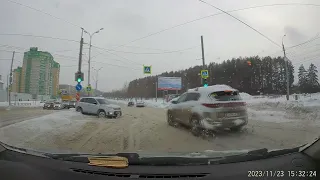 23.11.2023 Момент ДТП на перекрёстке ул. 10 лет Октября и ул. 40 лет Победы. Ижевск.