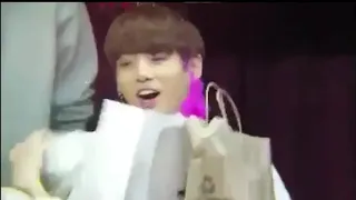 Jungkook’s 'oh thank you's when fan girl keep giving him gifts ❤️❤️