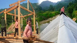 Single mother completed the wooden house and laid tiles for the roof | Em Tên Toan