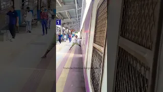 Mumbai local train main stunt karta hu ladka #shorts #railway #viral