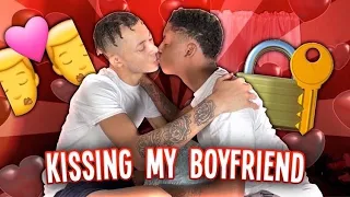 Kissing my boyfriend 5 minutes 😘👬