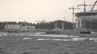 Десантирование БТР в День ВМФ России