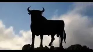 De nuevo en pie, el toro de Osborne que fue derribado en Tudela, Navarra