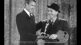 Bing Crosby recibe de Gary Cooper el Oscar al Mejor Actor por "Siguiendo mi camino" en 1945