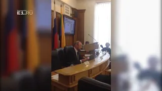 Заместитель председателя гордумы Виктор Тестов зачитывает заявление Ройзмана об отставке