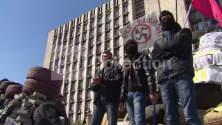 UKRAINE:MASKED MEN BARRICADE DONETSK BUILDING