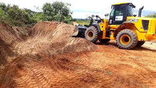 PÁ CARREGADEIRA JCB 426ZX TRABALHANDO NAS   CONTENÇÃOES EM ESTRADA DE TERRA ARENOSAS.