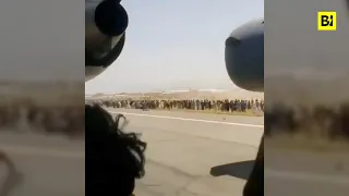 Fuga dall'Afghanistan, il video dell'uomo aggrappato all'aereo in decollo da Kabul
