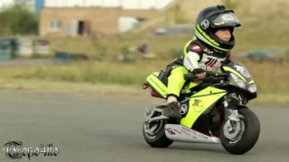 Young biker (2 years motor)/Kleine Biker (in 2 Jahren auf Motorrad)/Маленький байкер(2 года на мото)