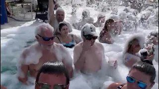 Dominican Republic: the whole group enjoying the afternoon foam party in the pool